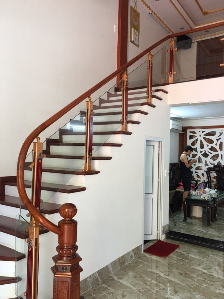 Những mẫu cầu thang kính đẹp nhất cho mọi ngôi nhà