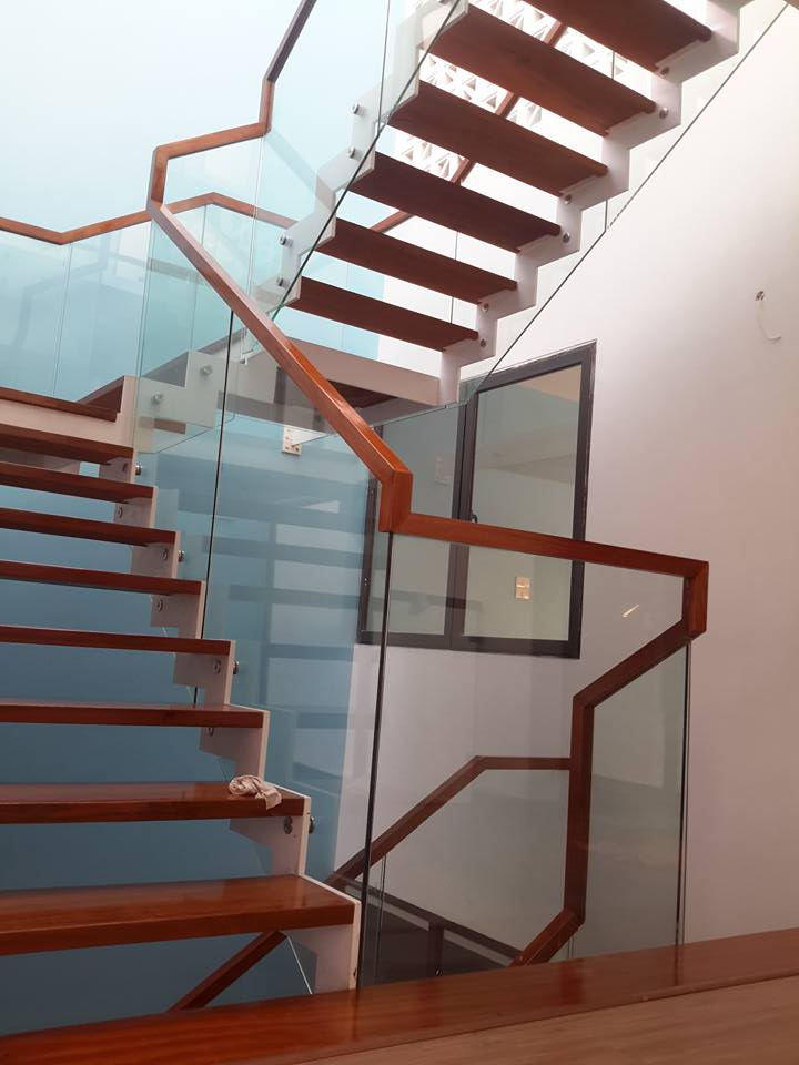 Những mẫu cầu thang kính đẹp nhất cho mọi ngôi nhà