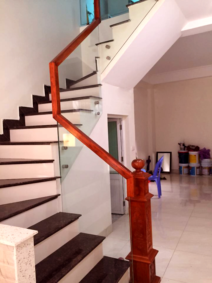 Top 3 mẫu cầu thang kính đẹp thích hợp cho mọi ngôi nhà hiện đại