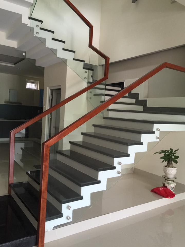 Top 3 mẫu cầu thang kính đẹp thích hợp cho mọi ngôi nhà hiện đại