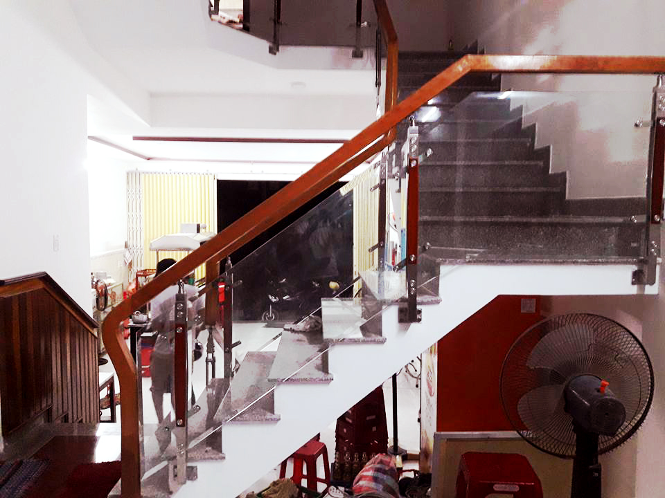 Top 3 mẫu cầu thang kính đẹp thích hợp cho mọi ngôi nhà hiện đại